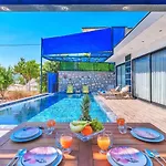Yesilkoey 2 Bedroom With Private Pool Hot Tub Vila *
