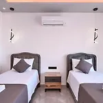 Yesilkoey 2 Bedroom With Private Pool Hot Tub *