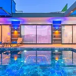 Yesilkoey 2 Bedroom With Private Pool Hot Tub