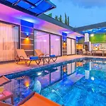 Vila Yesilkoey 2 Bedroom With Private Pool Hot Tub