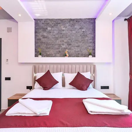Yesilkoey 2 Bedroom With Private Pool Hot Tub Villa