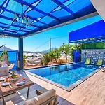 Yesilkoey 2 Bedroom With Private Pool Hot Tub
