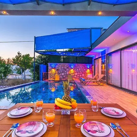 Yesilkoey 2 Bedroom With Private Pool Hot Tub