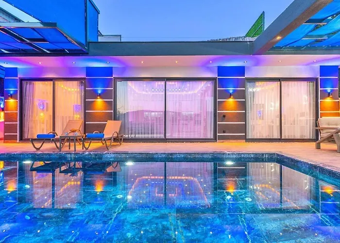 Yesilkoey 2 Bedroom With Private Pool Hot Tub